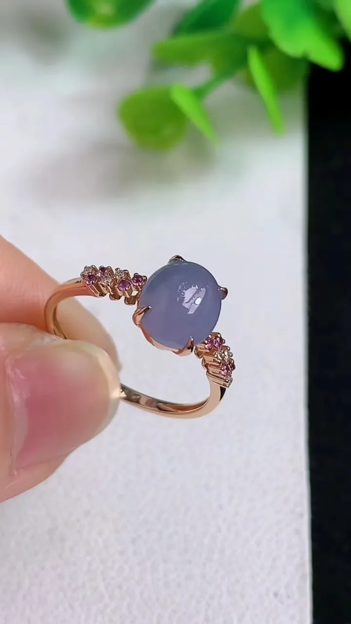 天然A货翡翠k金紫罗兰蛋面戒指，尺寸16.4-8-7，重量:1.75g2025年5月11日
工厂直销收藏佳品,种好水足，色泽均匀，有种有色，上手高大气！