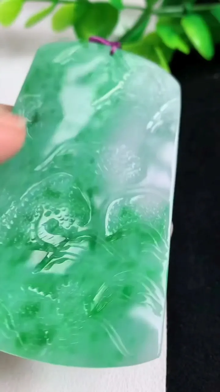 天然A货翡翠山水牌吊坠，尺寸76-44-5.2，重量:44.76g
5月11日