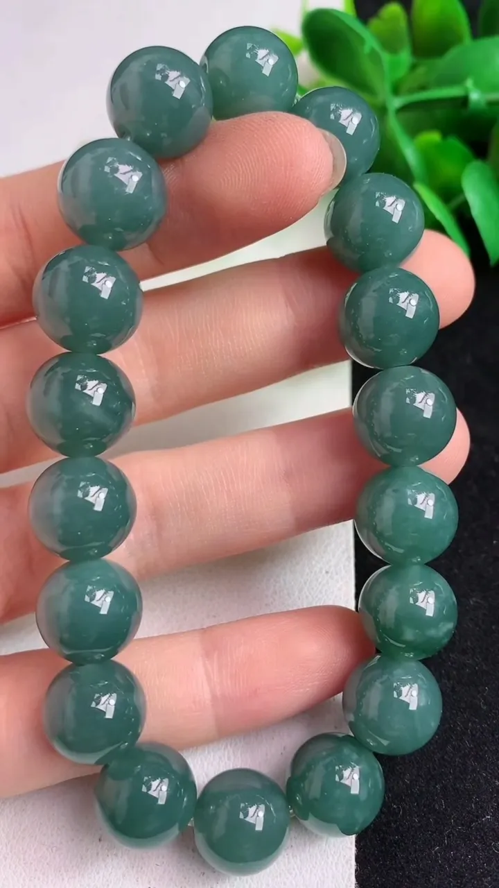 天然A货翡翠货蓝水圆珠手串18颗，尺寸11.8，重:49.61g5月11日
工厂直销收藏佳品,种好水足，色泽均匀，有种有色，上手高大气！