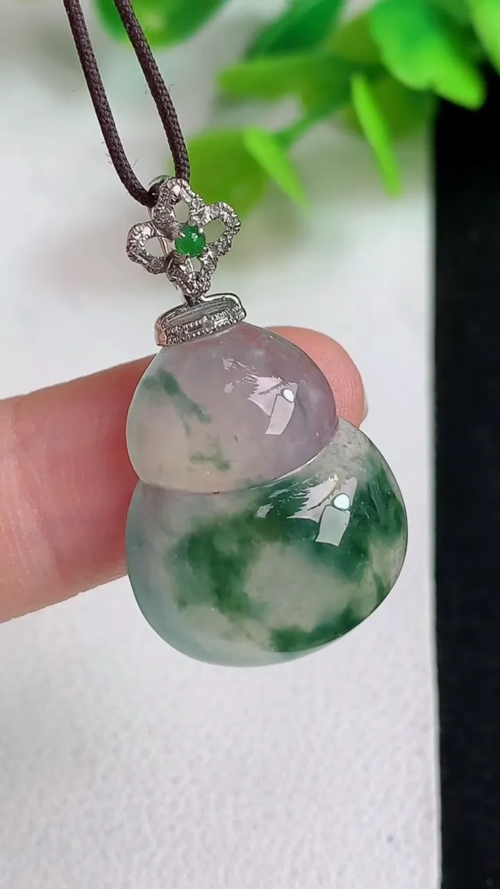 天然A货翡翠飘花葫芦吊坠，尺寸22.7-18-5.7，重量:4.20g
5月11日