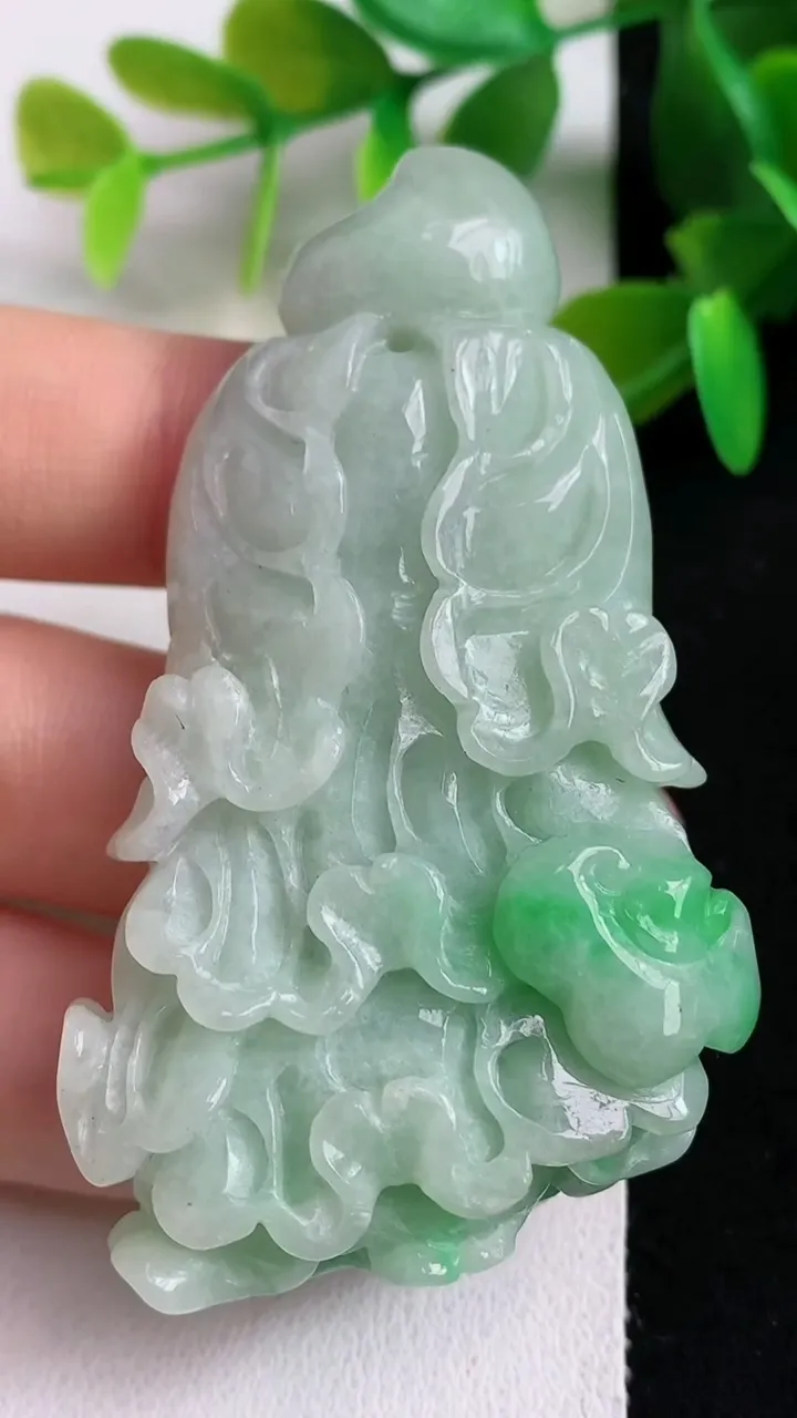 天然A货翡翠白菜吊坠，尺寸67.5-37.6-14，重:43.13g
5月11日