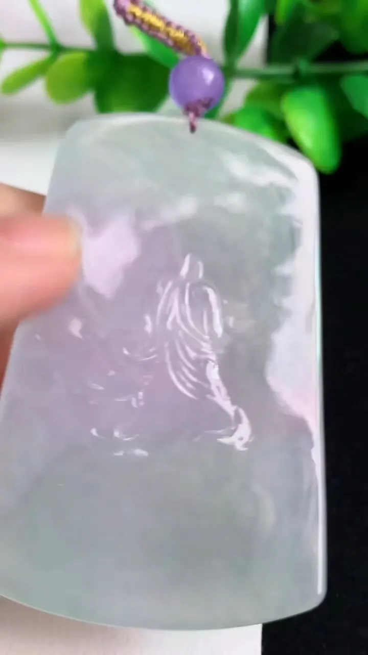 天然A货翡翠一念之间吊坠，尺寸68-42.7-5，重量:40.60g
5月11日