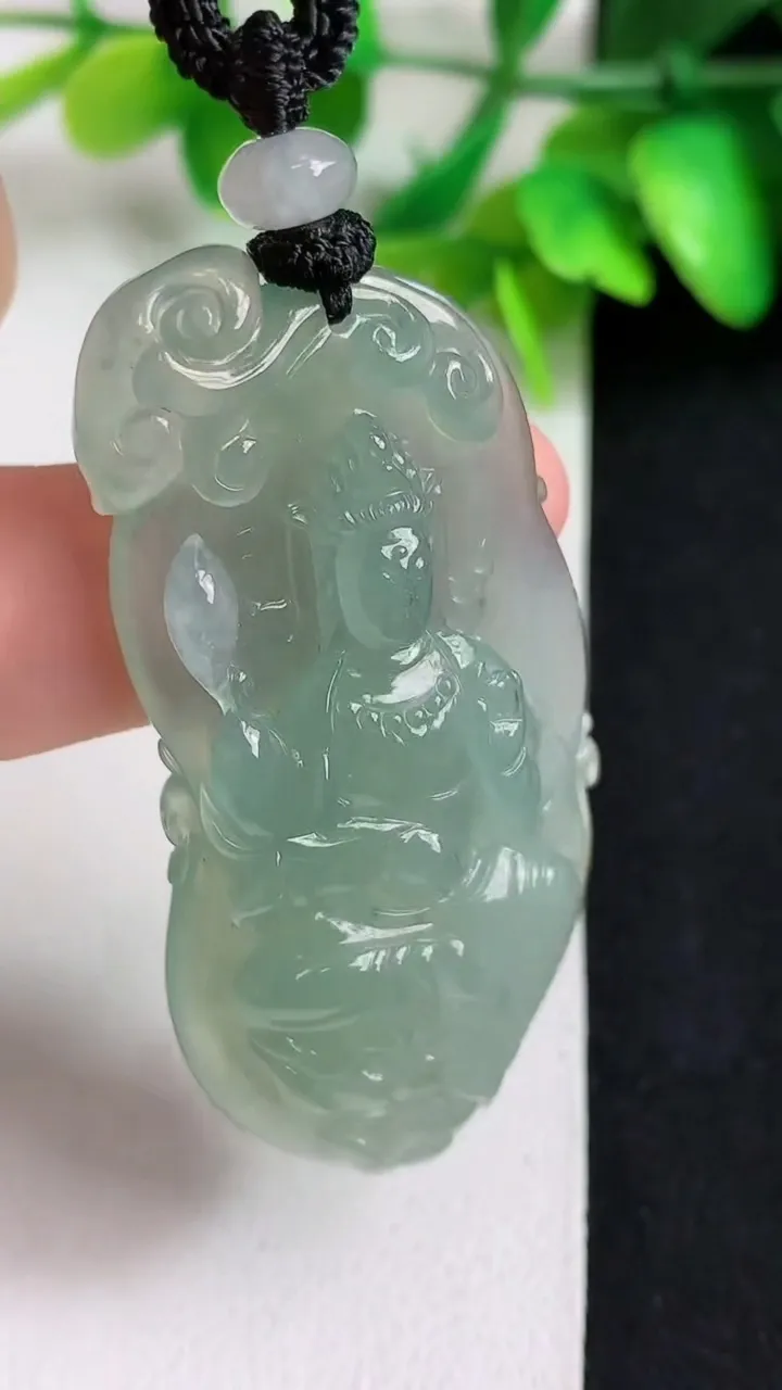 天然A货翡翠大势至观音菩萨吊坠，尺寸52-25-8.6，重量:23.30g
5月11日