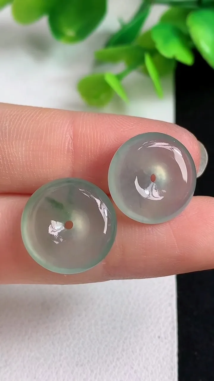 天然A货翡翠平安扣吊坠一对，尺寸15-4.7，重量:4.40g
5月11日