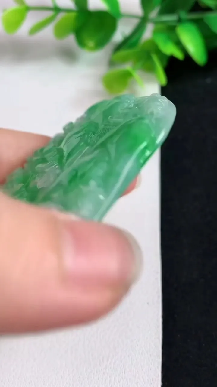 天然A货翡翠山水牌吊坠，尺寸59.8-46-5，重量:33.30g
5月11日