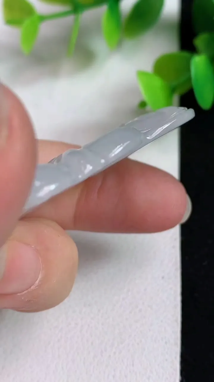 天然A货翡翠观音菩萨吊坠，尺寸48.5-31.6-5.3，重:12.74g
5月11日