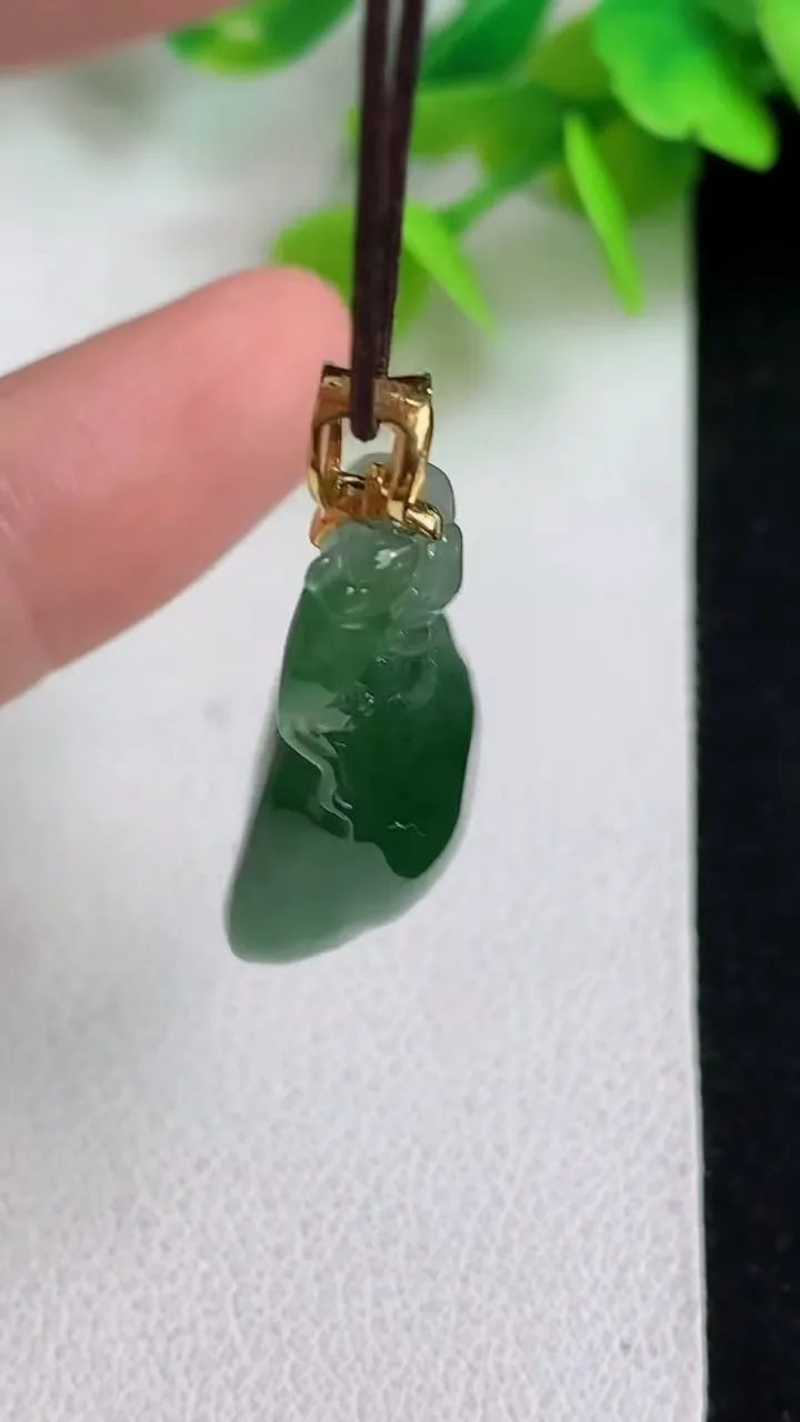 天然A货翡翠福袋吊坠，尺寸30.6-17.2-10，重量:7.91g
5月11日