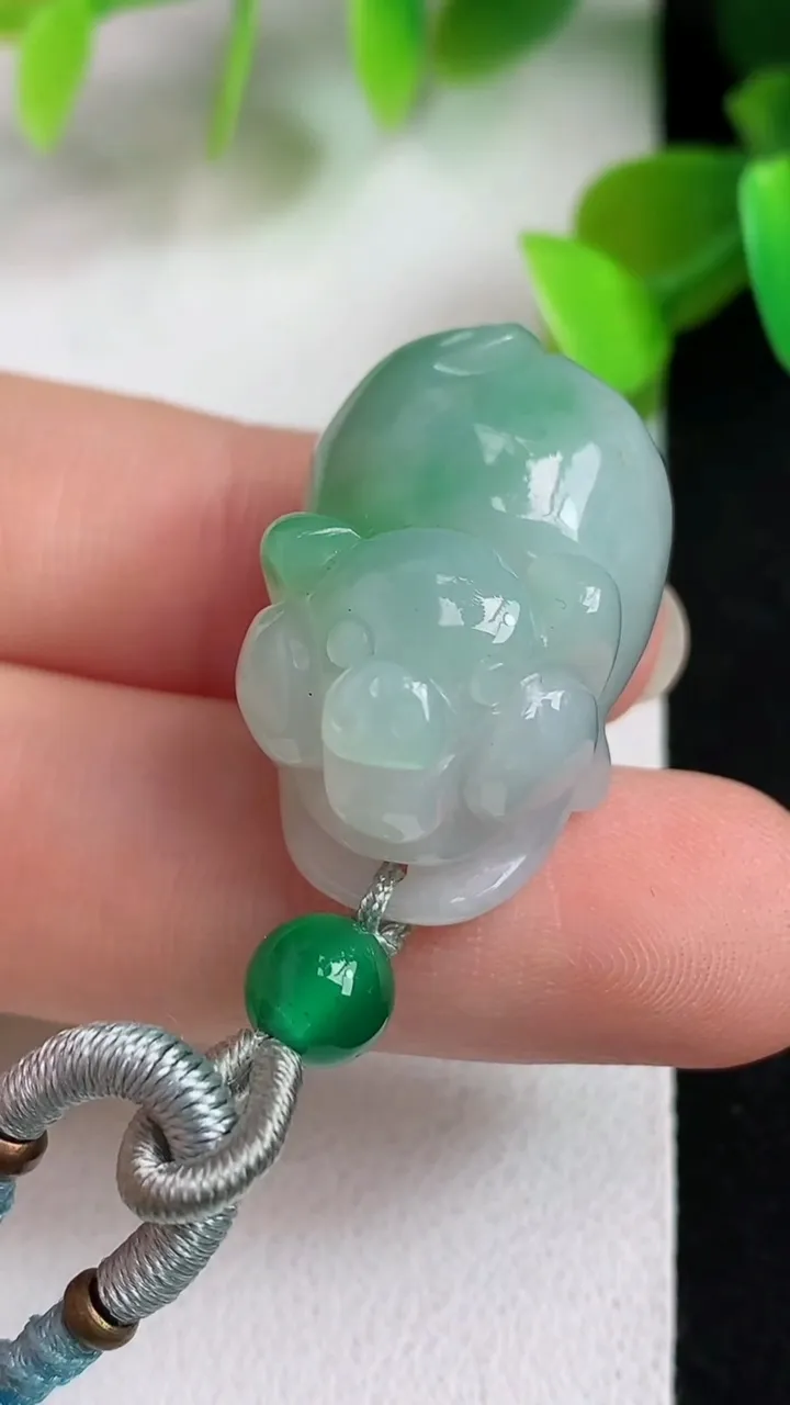 天然A货翡翠生肖猪吊坠，尺寸23.5-16.6-15，重:12.56g
5月11日