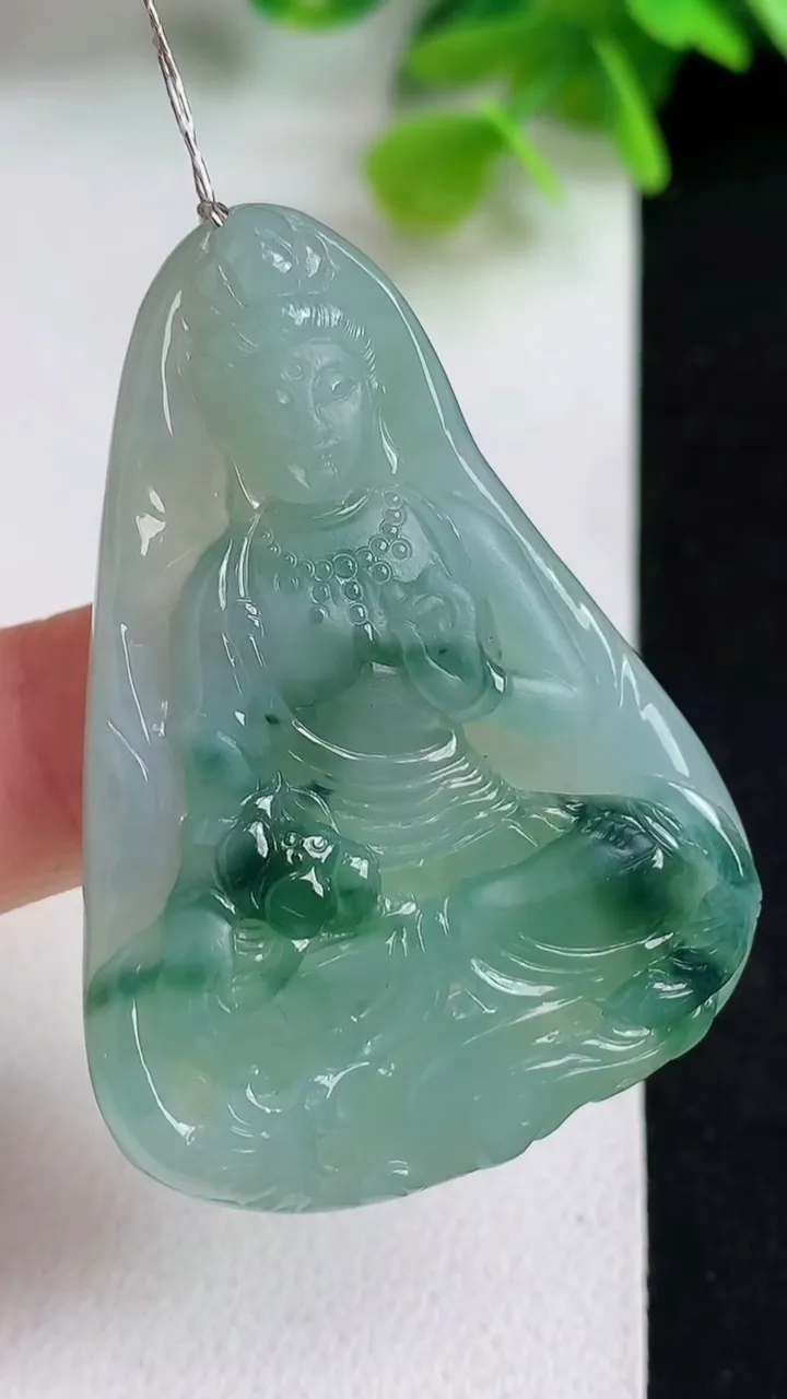 天然A货翡翠飘花大势至观音菩萨吊坠，尺寸46.4-33.6-6.3，重量:17.00g
5月11日