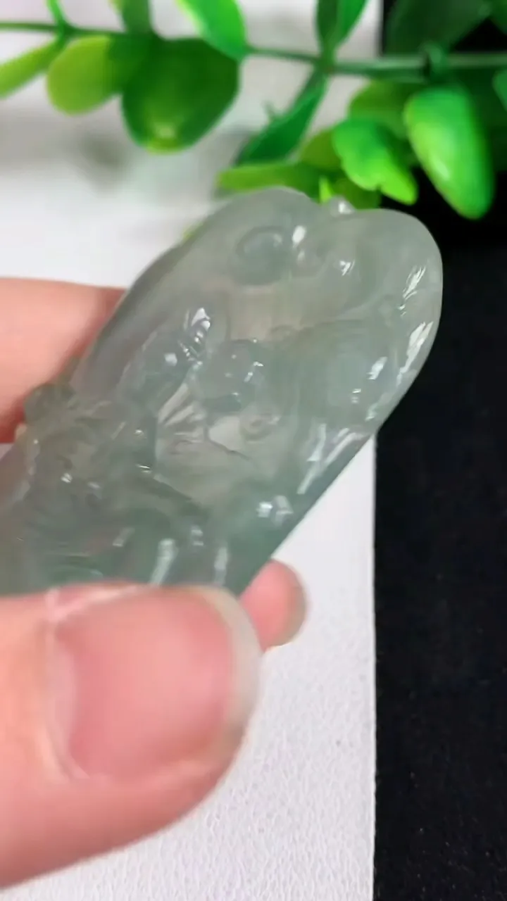 天然A货翡翠观音菩萨吊坠，尺寸66.3-34-5.6，重量:30.30g
5月11日