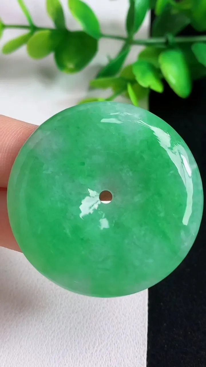 天然A货翡翠平安扣吊坠，尺寸42-5.8，重量:21.91g
5月11日