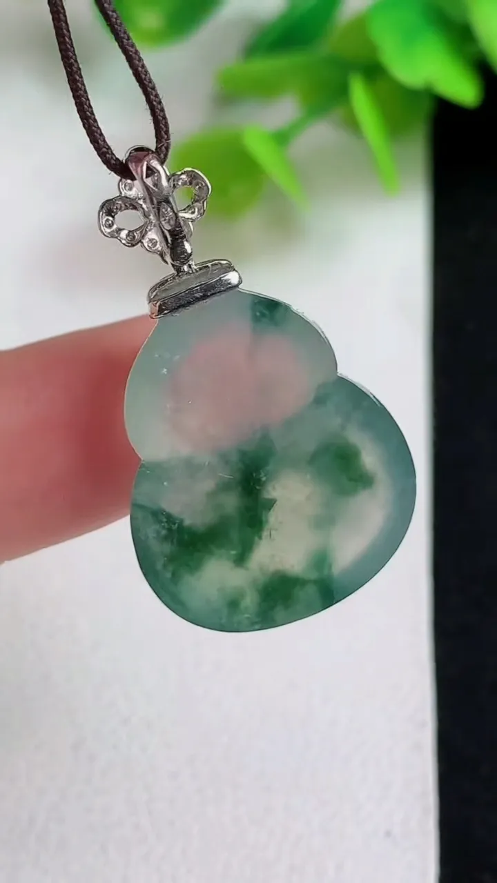 天然A货翡翠飘花葫芦吊坠，尺寸22.7-18-5.7，重量:4.20g
5月11日
