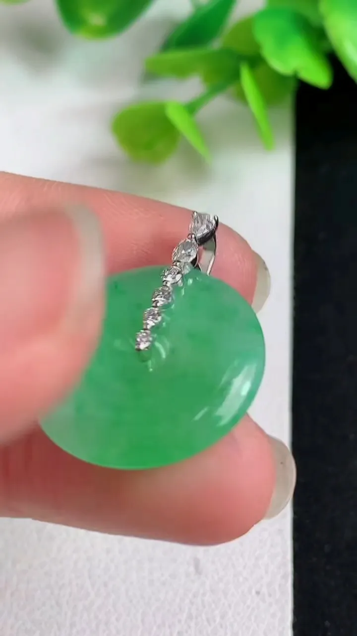 天然A货翡翠平安扣吊坠，尺寸20.8-4，重量:4.30g
5月11日