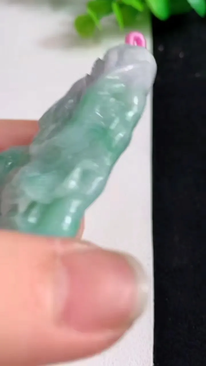 天然A货翡翠龙牌吊坠，尺寸79.2-49-12，重量:83.06g
5月11日