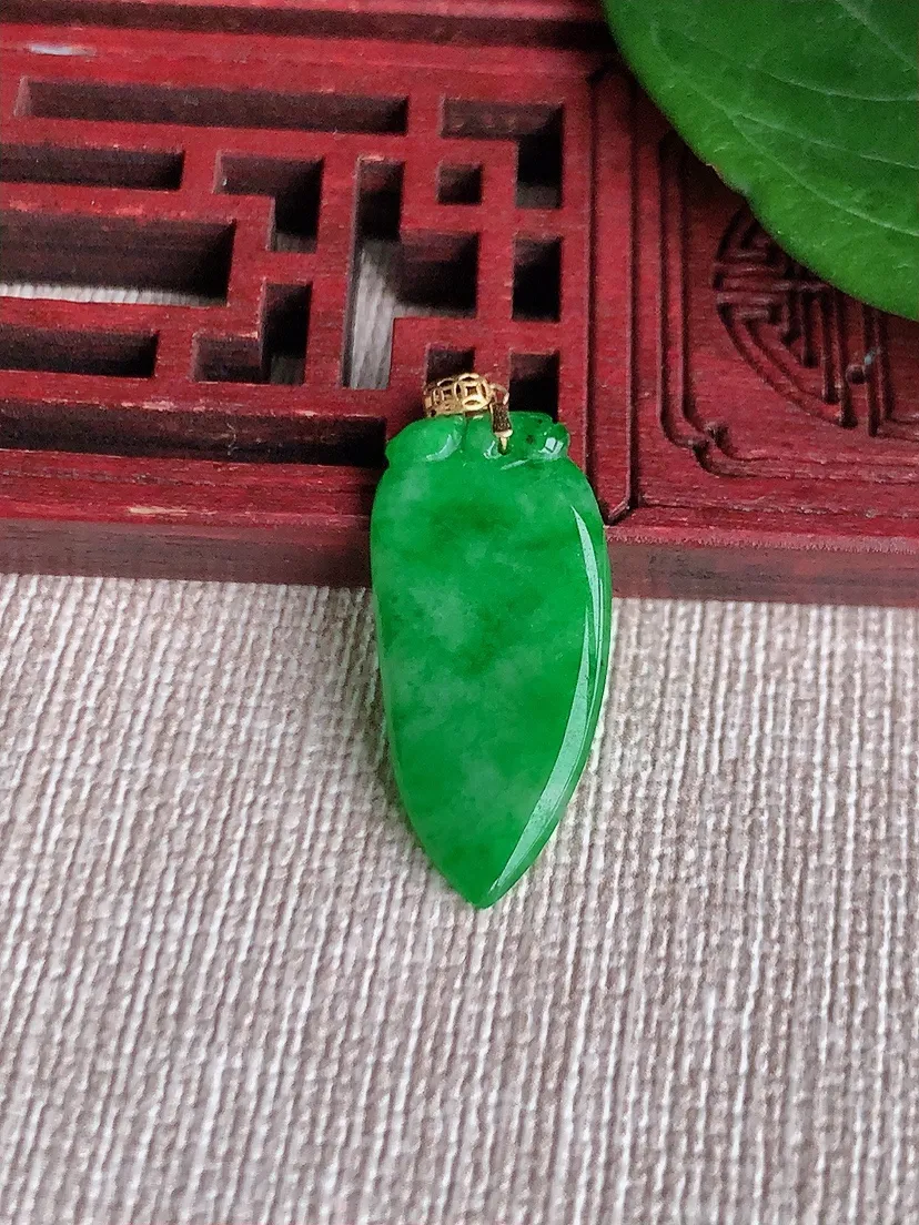 天然A货翡翠18K金扣头满绿福瓜吊坠尺寸25×11.6×2m量1.45g 0510