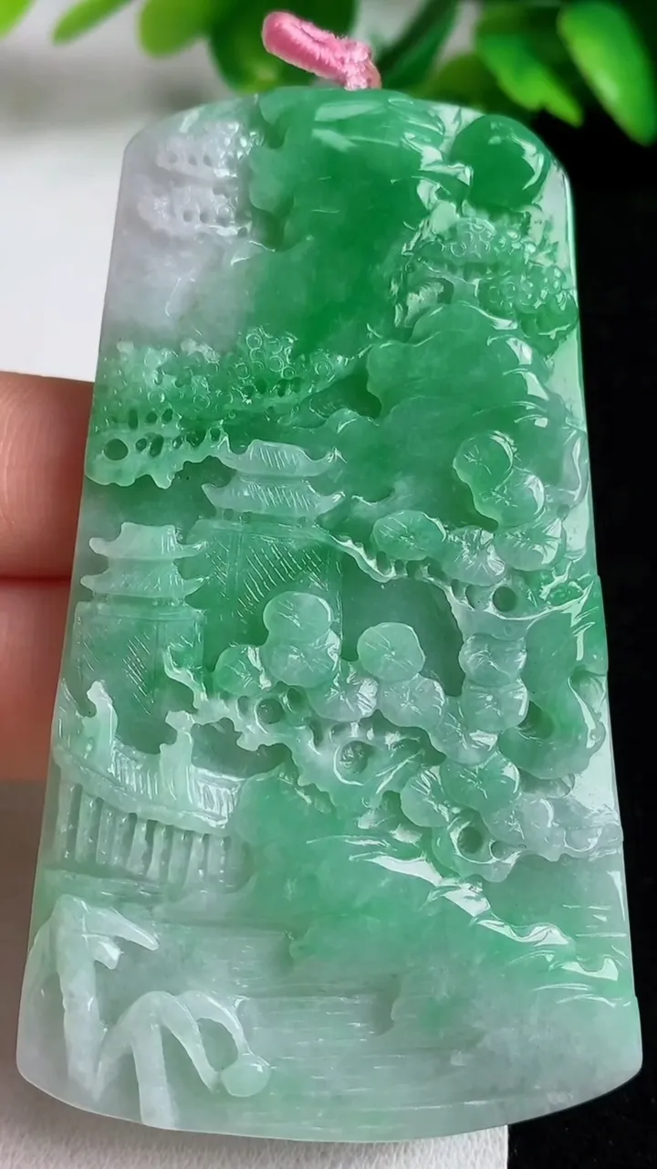 天然A货翡翠山水牌吊坠，尺寸71-42-5，重量:35.64g
5月11日