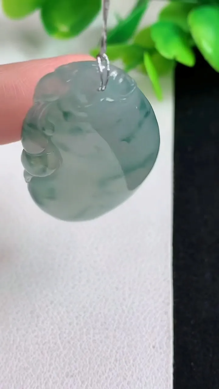 天然A货翡翠飘花福瓜吊坠，尺寸45-23.6-6.5，重量:13.55g
5月11日