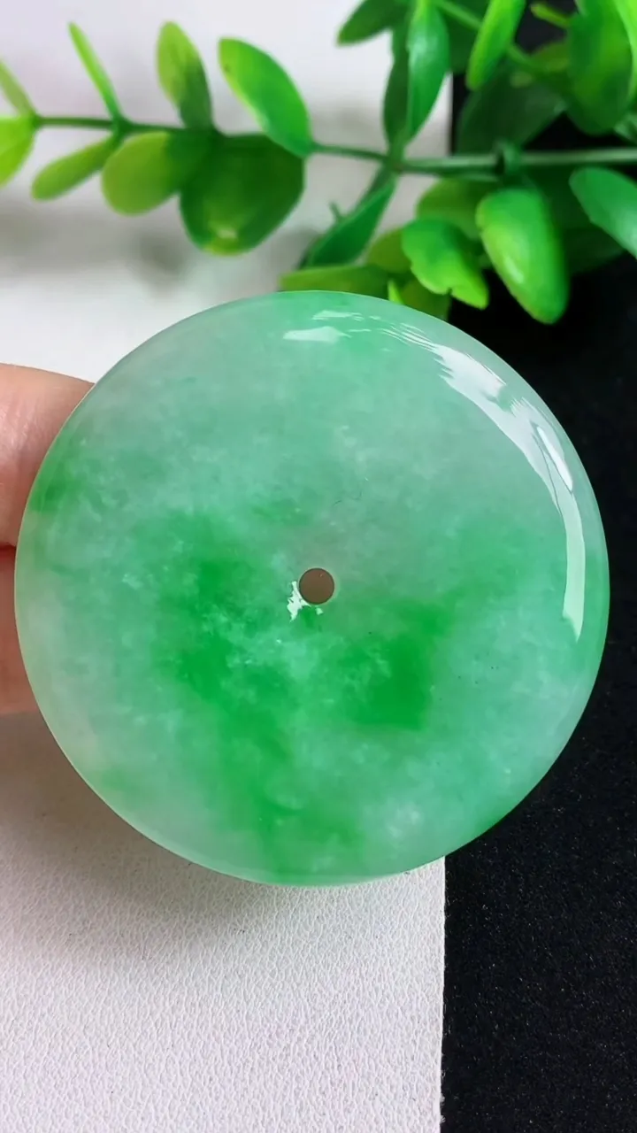 天然A货翡翠平安扣吊坠，尺寸52-6，重量:36.00g
5月11日
