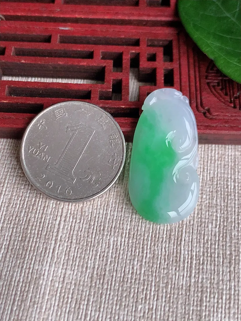 天然A货翡翠飘绿如意吊坠 尺寸32.7×16.5×4m量4.70g 0510