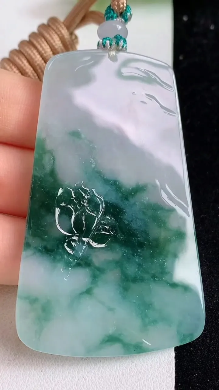 天然A货翡翠飘花大势至观音菩萨吊坠，尺寸66.4-41-4.6，重量:38.05g
5月11日