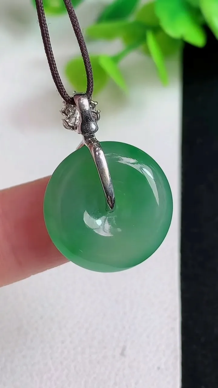 天然A货翡翠平安扣吊坠，尺寸17.7-5，重量:3.87g
5月11日