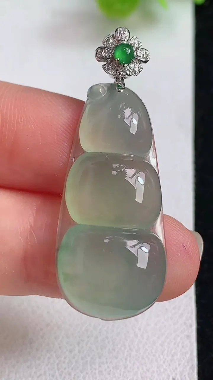 天然A货翡翠福豆吊坠，尺寸31.3-15.3-5.7，重量:5.60g
5月11日