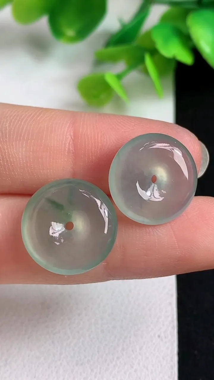 天然A货翡翠平安扣吊坠一对，尺寸15-4.7，重量:4.40g
5月11日