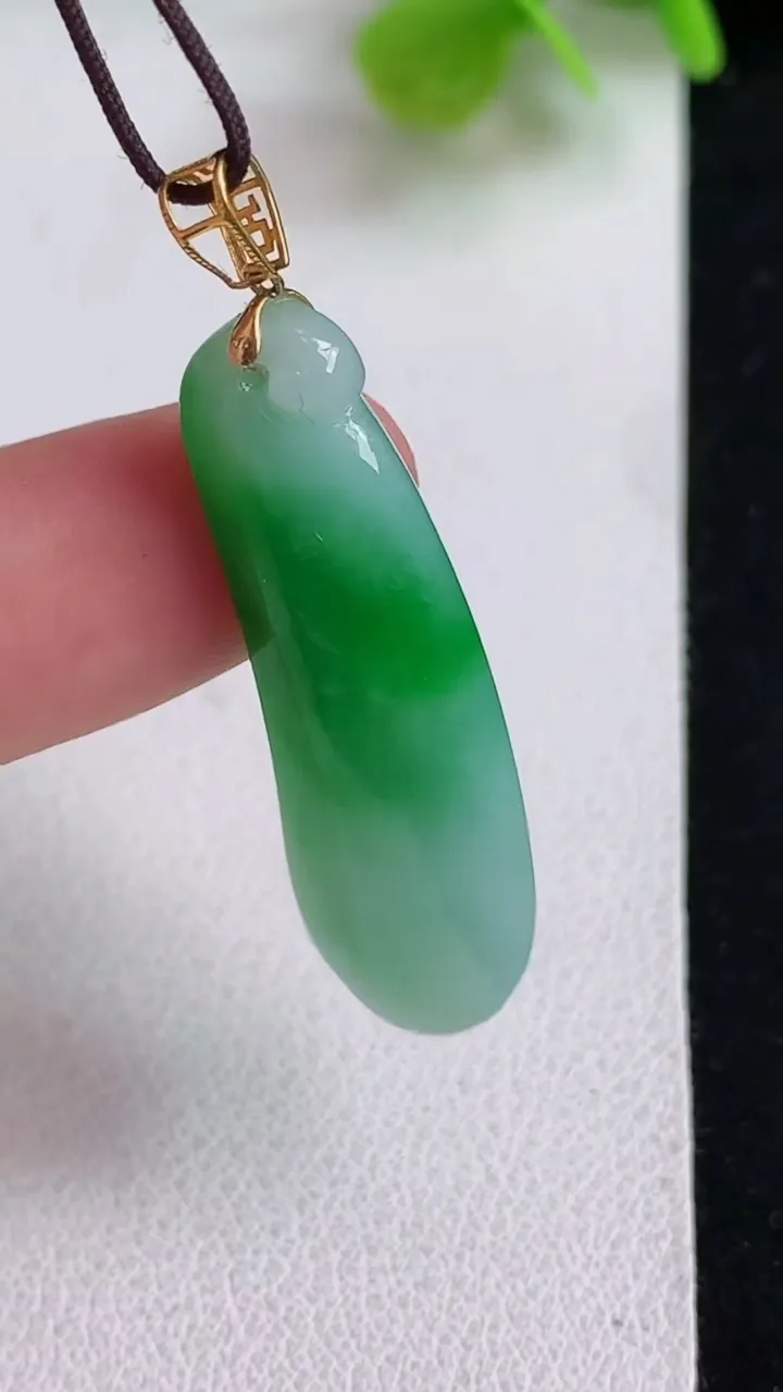 天然A货翡翠福瓜吊坠，尺寸36.8-11.8-9.4，重量:6.50g
5月11日
