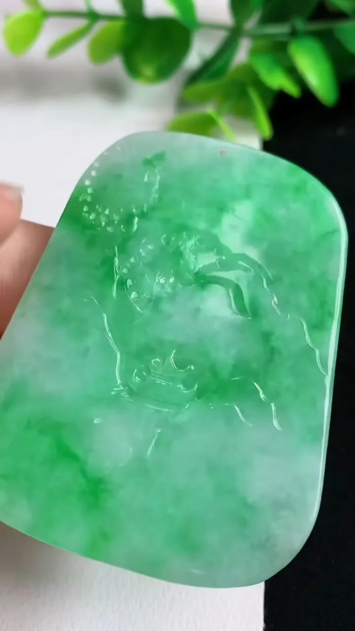 天然A货翡翠山水牌吊坠，尺寸59.8-46-5，重量:33.30g
5月11日