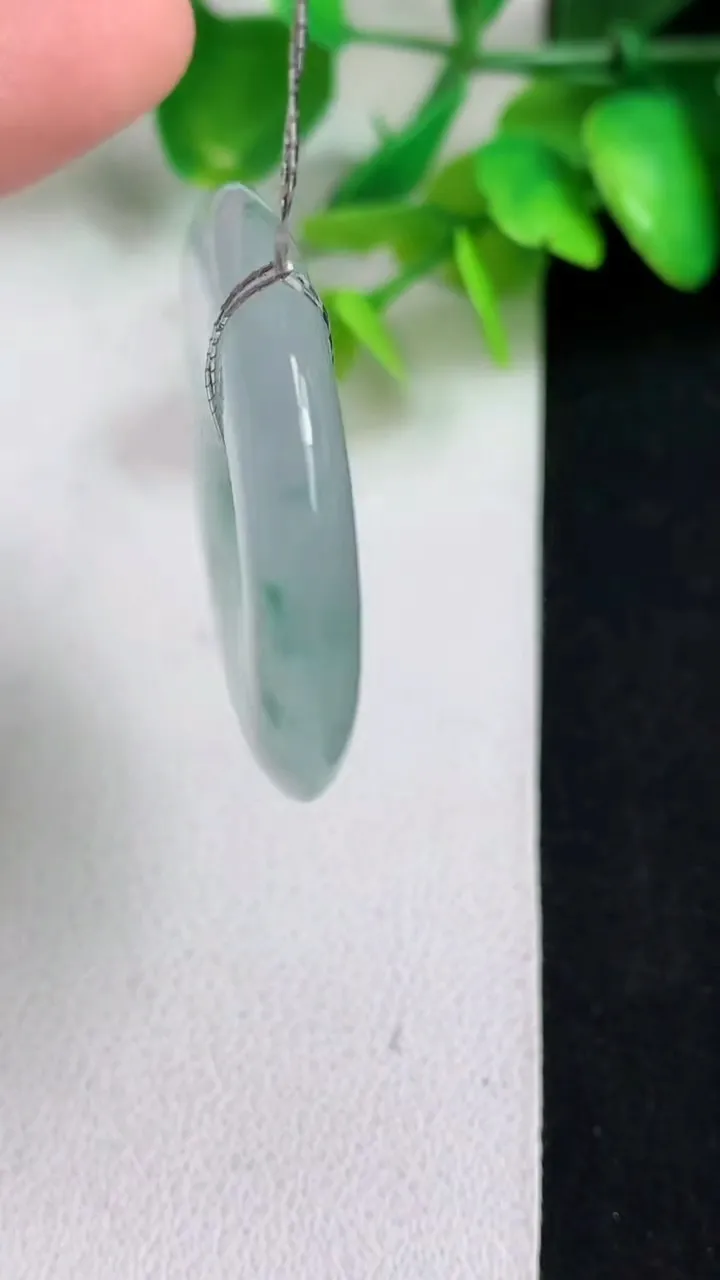 天然A货翡翠飘花平安扣吊坠，尺寸36.3-5.5，重量:16.27g
5月11日
