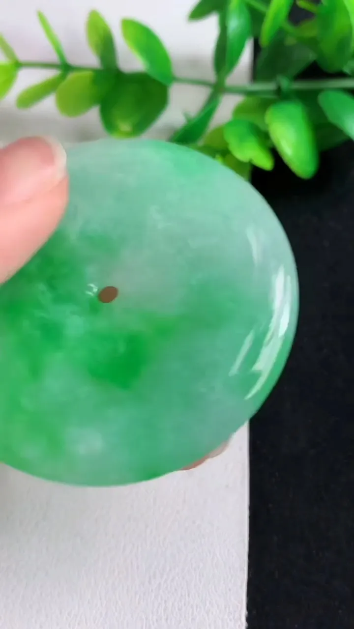 天然A货翡翠平安扣吊坠，尺寸52-6，重量:36.00g
5月11日