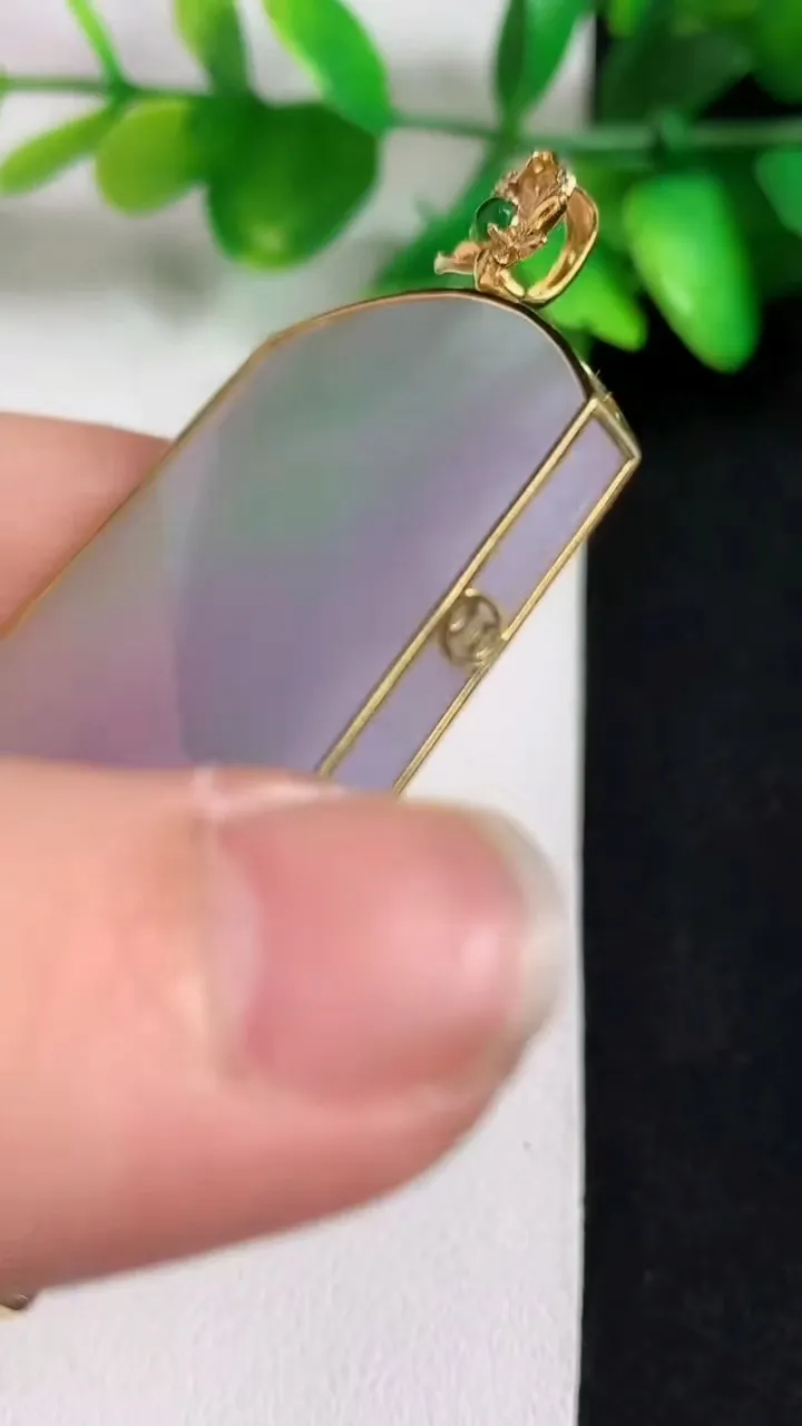 天然A货翡翠k金春带彩 紫罗兰无事牌吊坠，尺寸56.4-39.6-4，重量:25.48g
5月11日