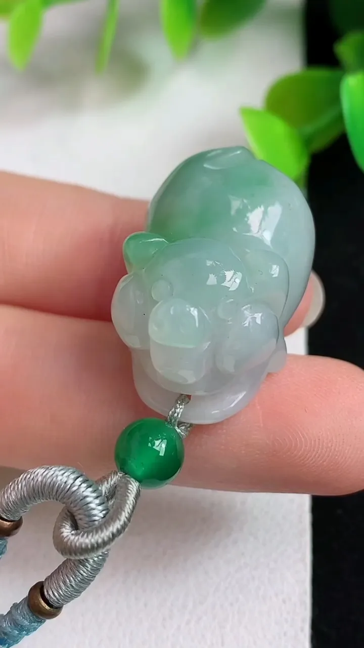天然A货翡翠生肖猪吊坠，尺寸23.5-16.6-15，重:12.56g
5月11日