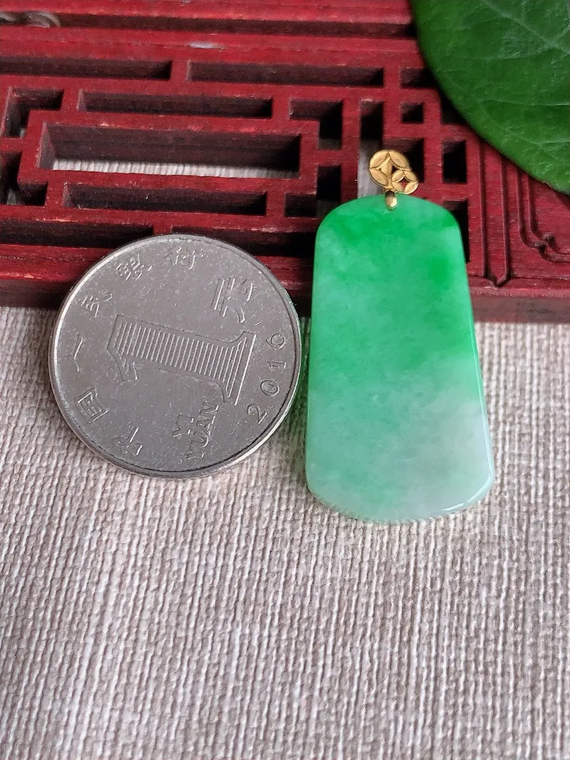天然A货翡翠18K金扣头飘绿无事牌吊坠尺寸32.3×17.7×3.6m量5.79g 0511
