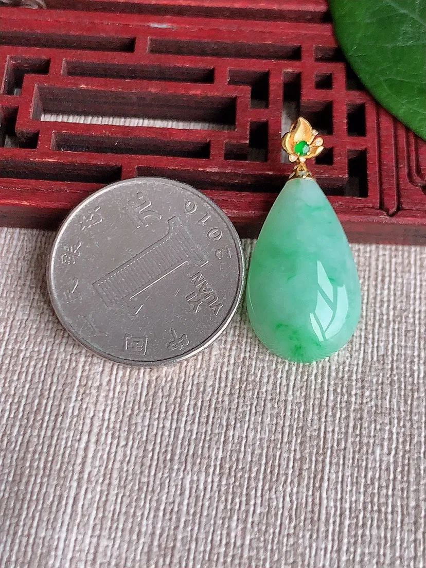 天然A货翡翠18K飘绿水滴吊坠尺寸31.2×24.6×14.3×7m量4.12g 0511