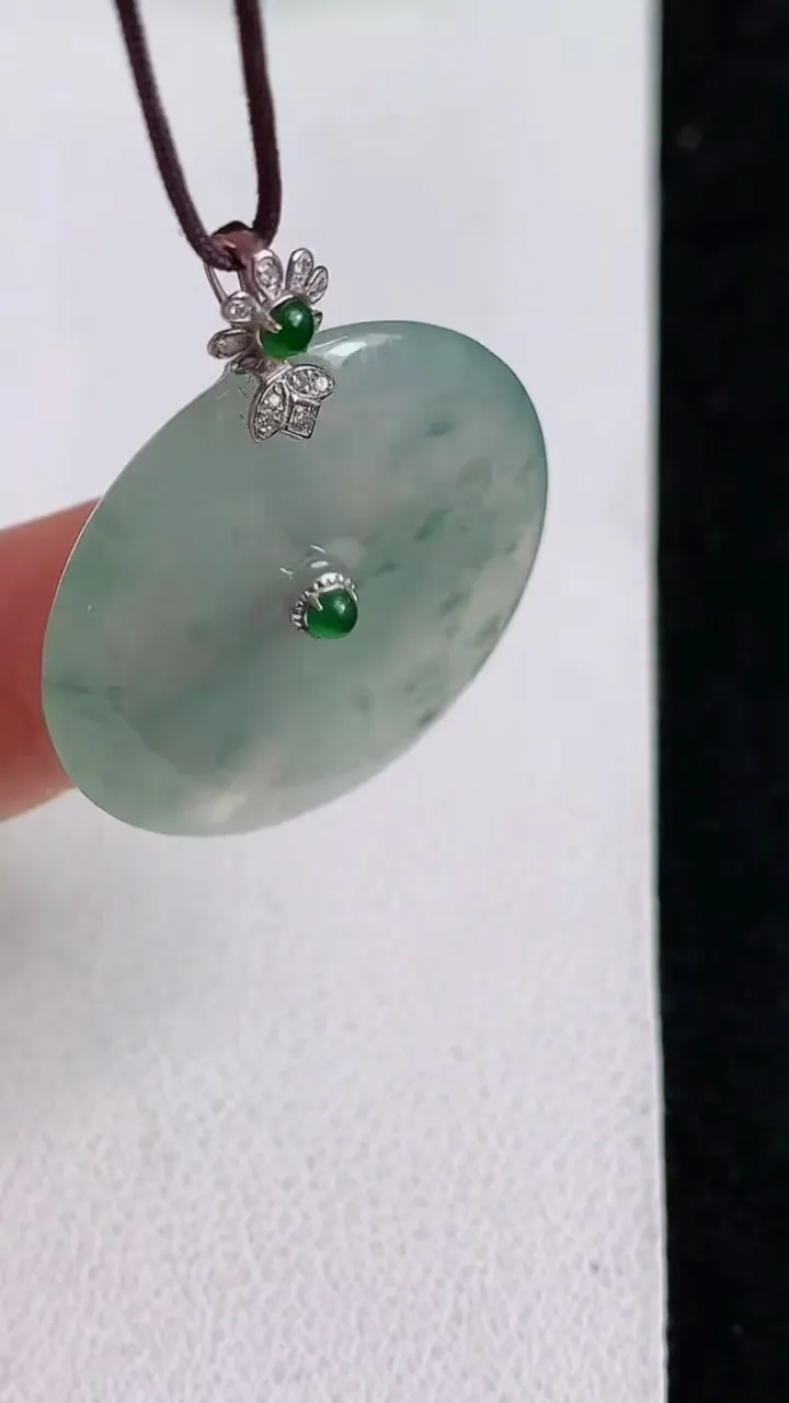 天然A货翡翠飘花平安扣吊坠，尺寸28-4.8，重量:8.17g
5月11日