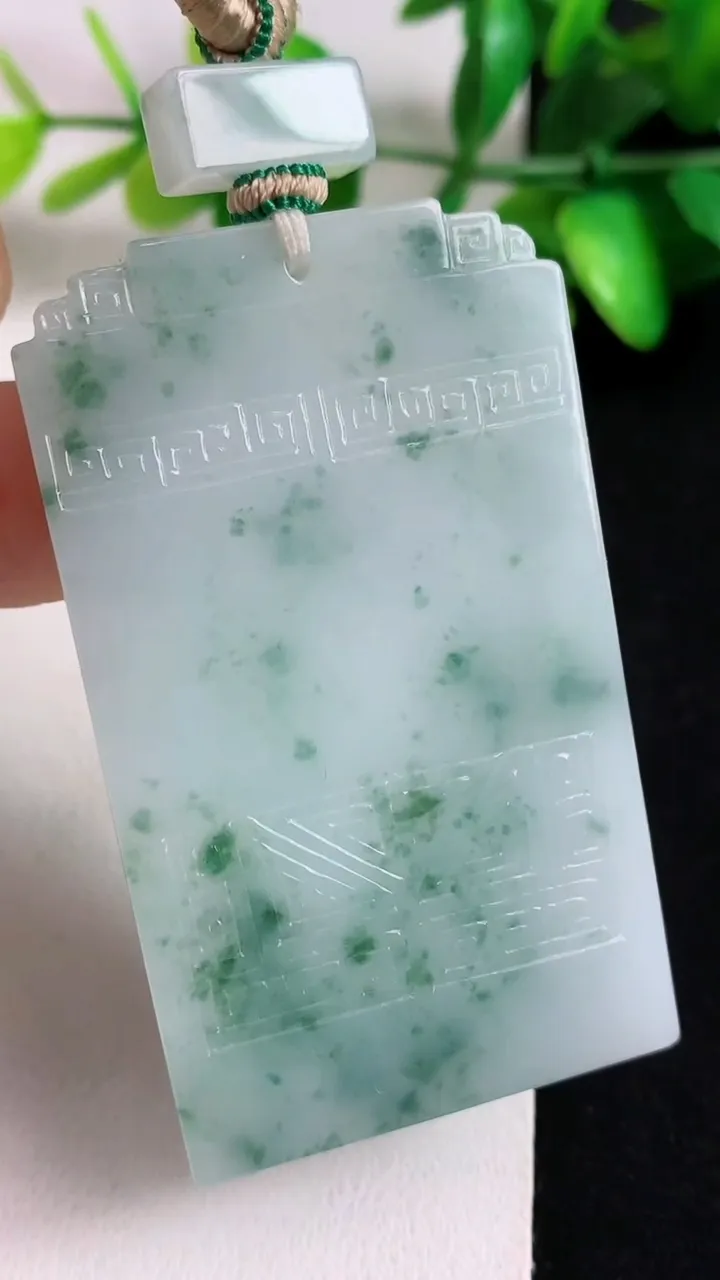 天然A货翡翠飘花仿古无事牌吊坠，尺寸60.7-35.7-5.5，重量:46.37g
5月11日