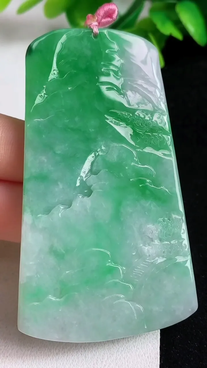 天然A货翡翠山水牌吊坠，尺寸71-42-5，重量:35.64g
5月11日
