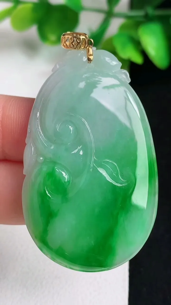 天然A货翡翠如意吊坠，尺寸47-29.2-5，重量:12.66g
5月11日