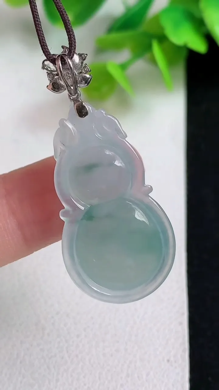 天然A货翡翠飘花葫芦吊坠，尺寸31-17-6.2，重量:5.04g
5月11日