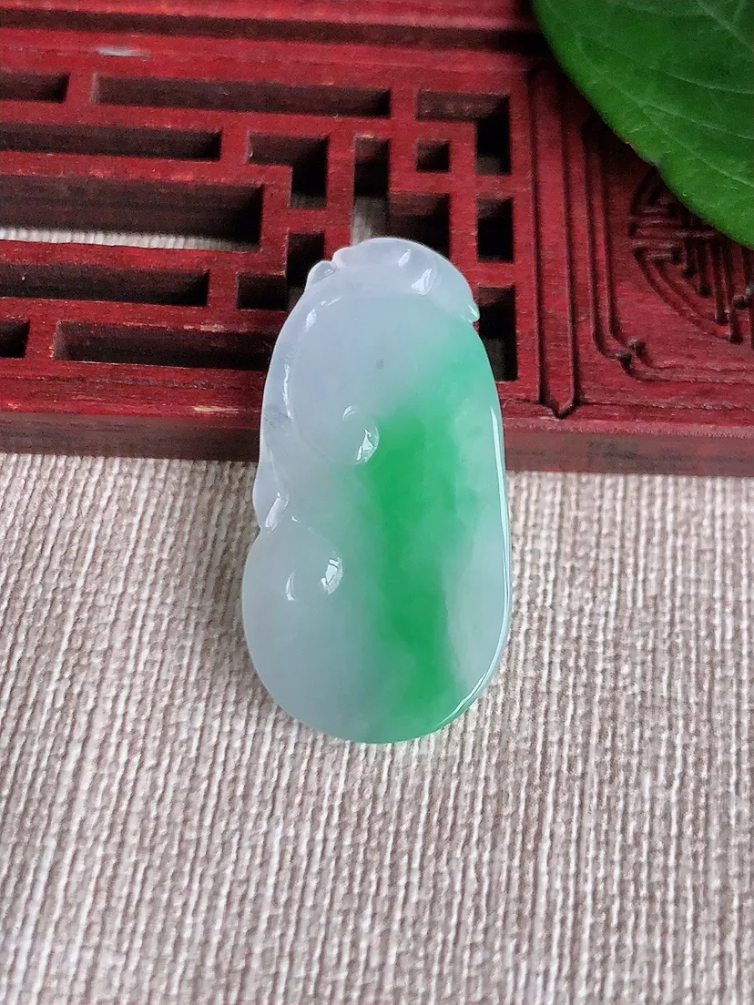 天然A货翡翠飘绿如意吊坠 尺寸32.7×16.5×4m量4.70g 0510