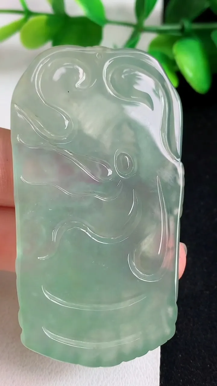 天然A货翡翠观音菩萨吊坠，尺寸66.3-34-5.6，重量:30.30g
5月11日