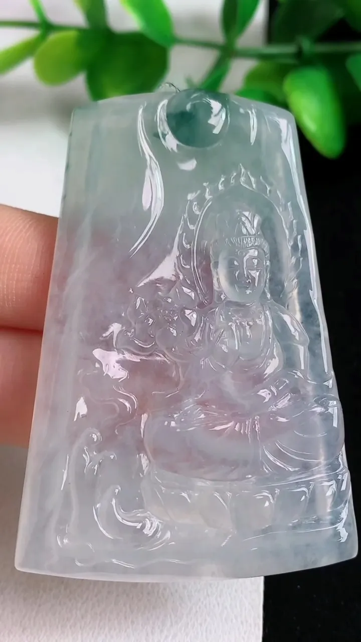 天然A货翡翠飘花大势至观音菩萨吊坠，尺寸60.7-40-4.7，重量:26.96g
5月11日