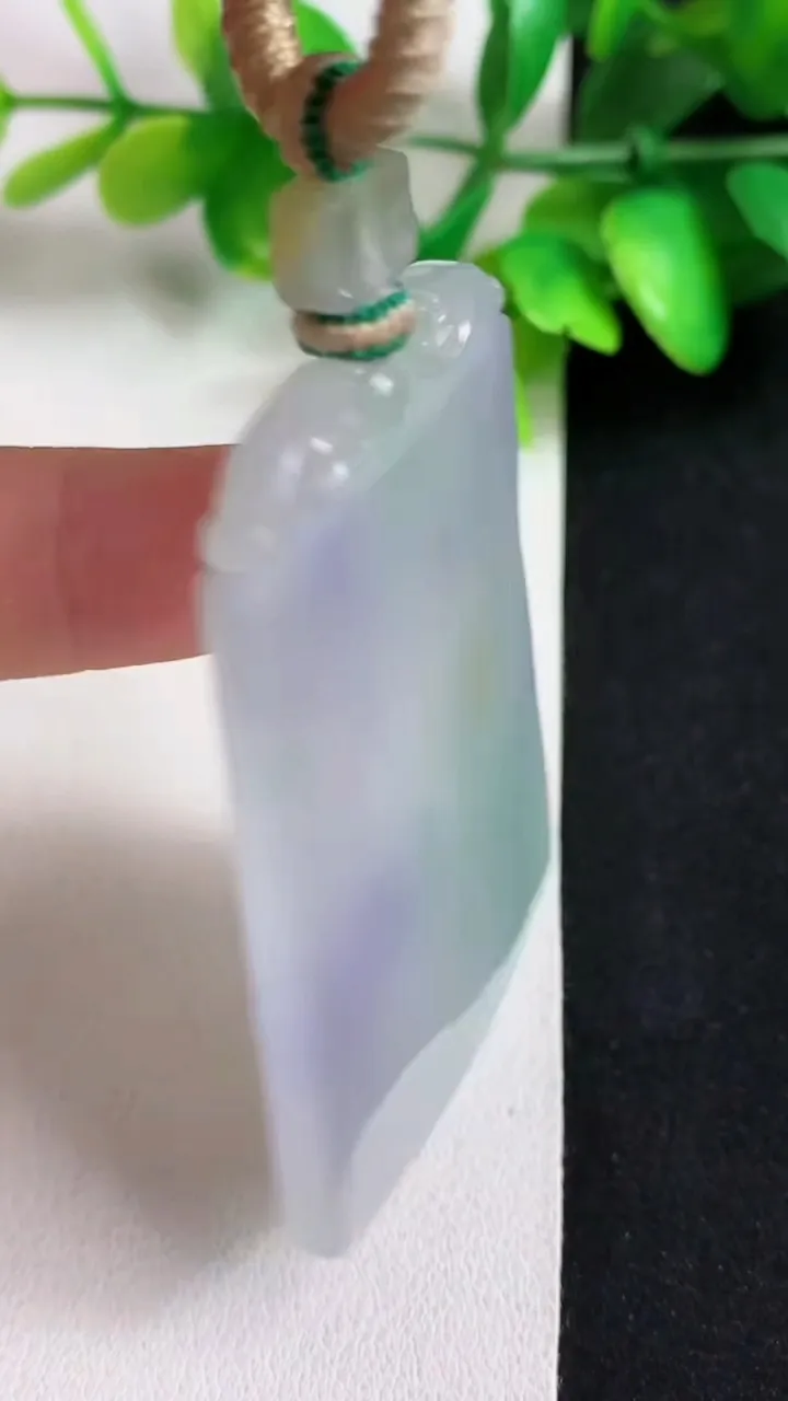天然A货翡翠春带彩 紫罗兰无事牌吊坠，尺寸58.6-38.2-4.2，重量:33.39g
5月11日