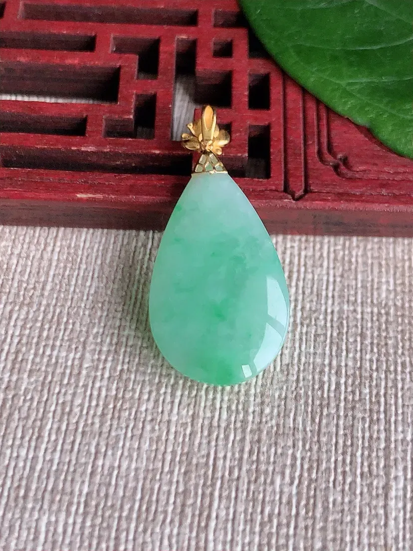 天然A货翡翠18K飘绿水滴吊坠尺寸31.2×24.6×14.3×7m量4.12g 0511