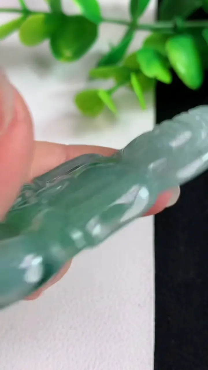 天然A货翡翠飘花观音菩萨吊坠，尺寸60-35.8-6，重量:22.17g
5月11日