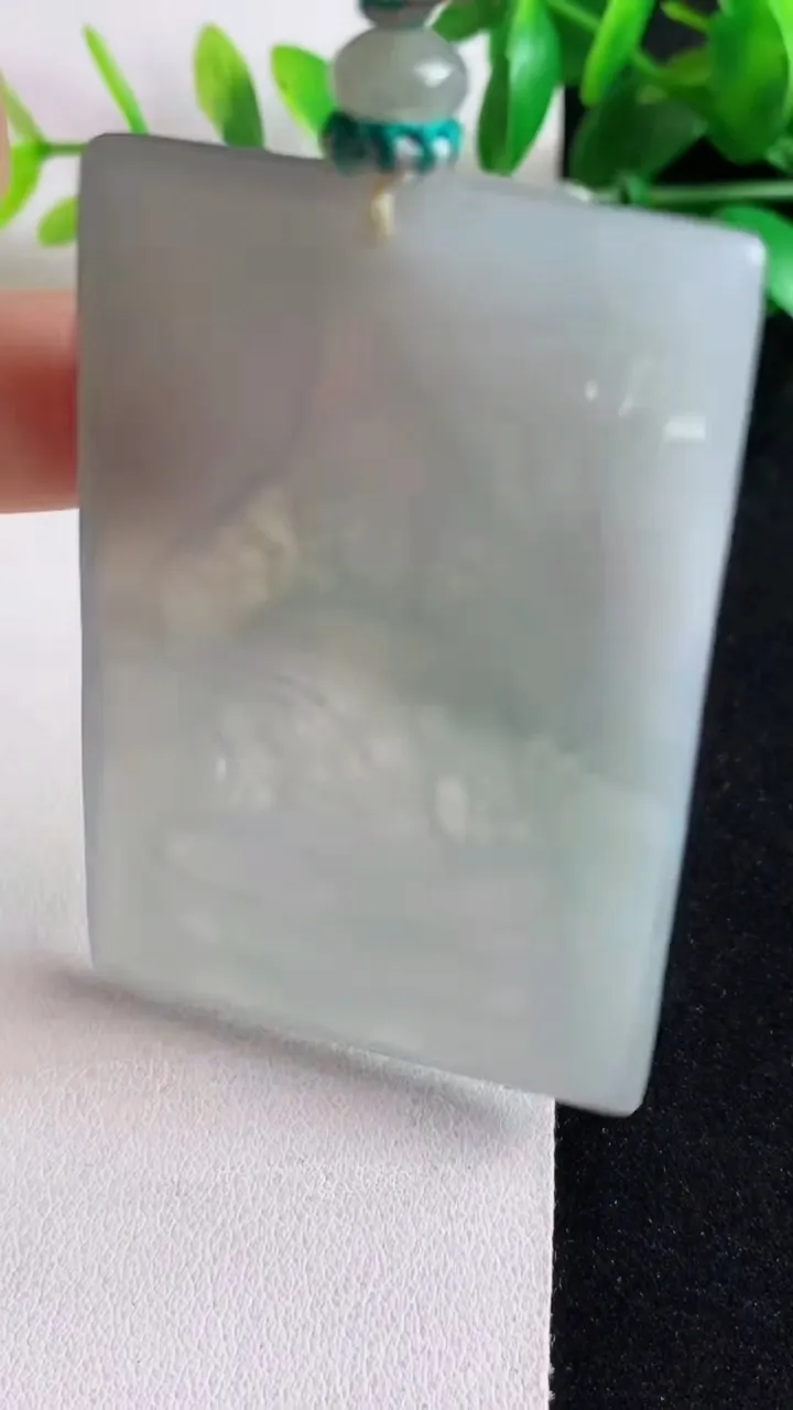 天然A货翡翠白冰大势至观音菩萨吊坠，尺寸66.6-43-6，重量:46.91g
5月11日