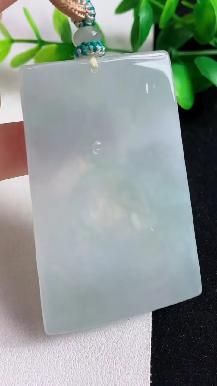 天然A货翡翠白冰大势至观音菩萨吊坠，尺寸66.6-43-6，重量:46.91g
5月11日
