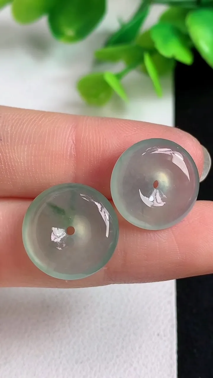 天然A货翡翠平安扣吊坠一对，尺寸15-4.7，重量:4.40g
5月11日