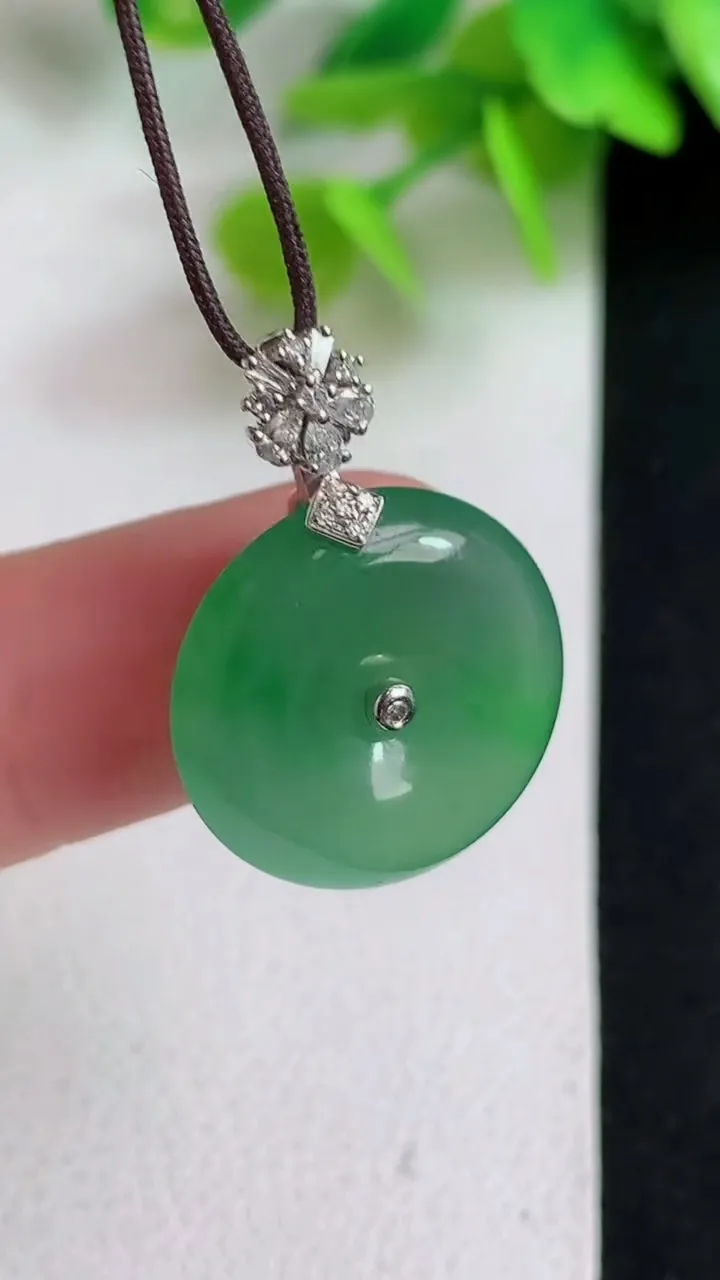 天然A货翡翠平安扣吊坠，尺寸17.7-5，重量:3.87g
5月11日